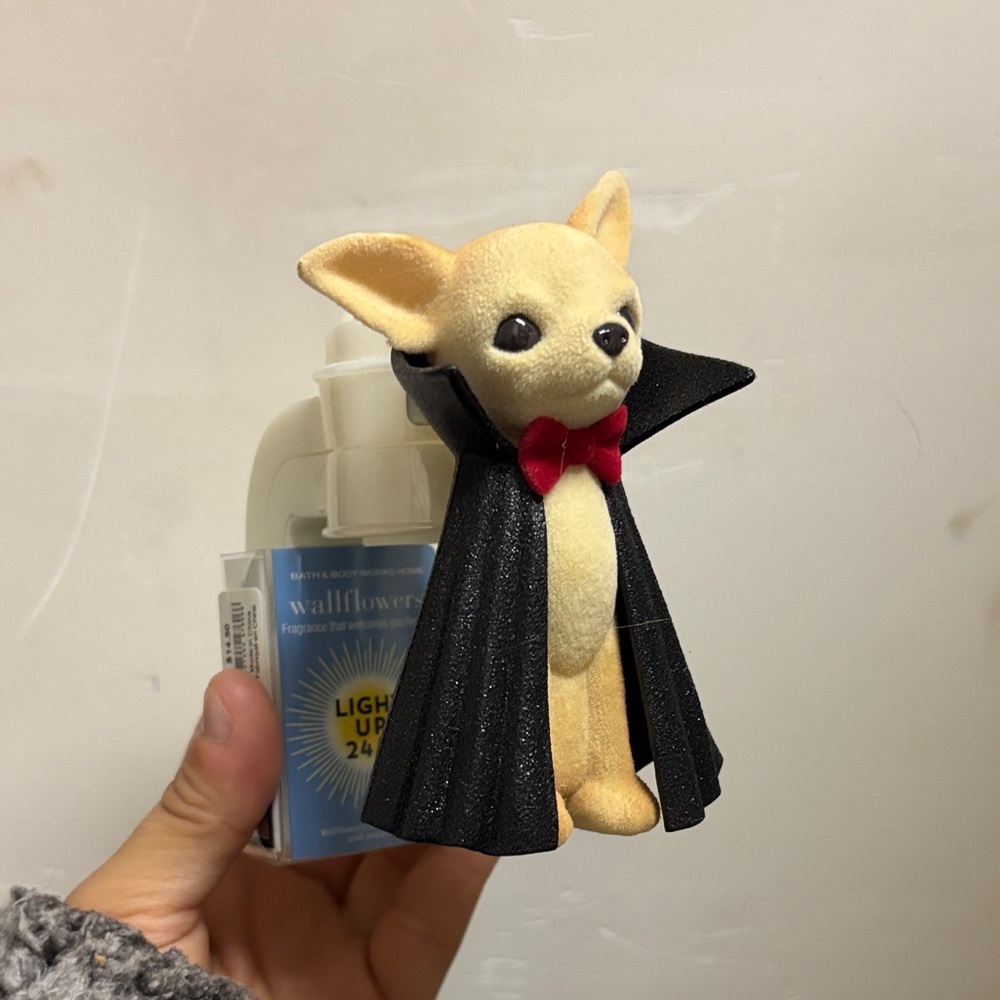Chihuahua Vampire Wallflower Plug-In